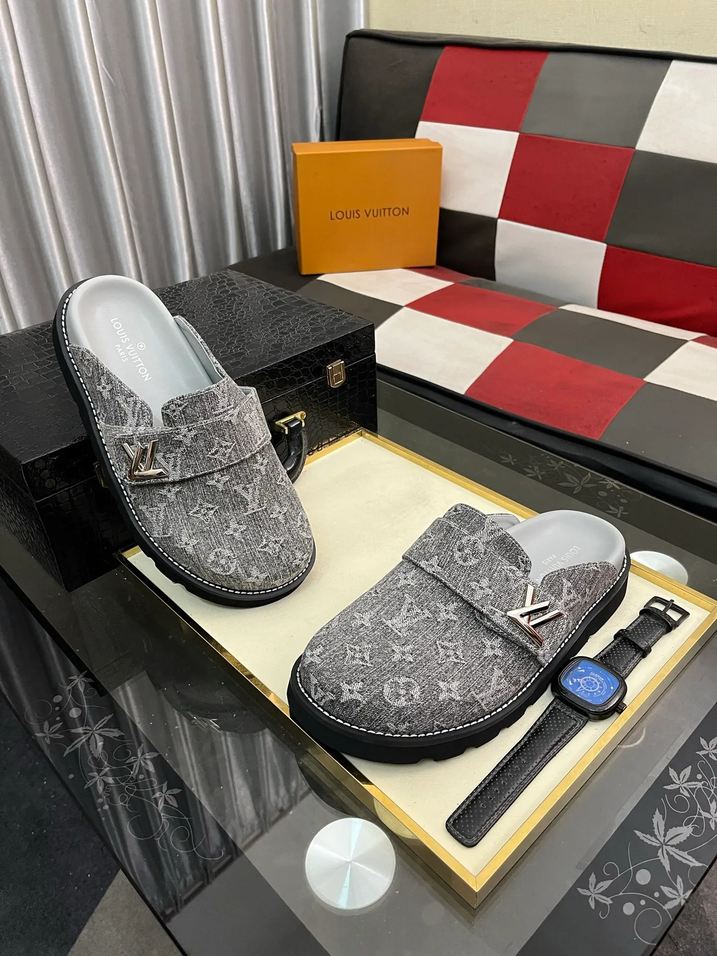 Men's men's shoes 💰420⌚️⌚️lv new Baotou half-slippers winterbreak comfert flat slippers lv letter and monogram floral embellished leather pattern, with sheepskin lining, suitable for indoor and outdoor wear. The water table is made of high-density foam material, which is light and comfortable. The sole has a certain thickness and the anti-aging effect is also good! Premium size: 38-444️⃣Colors available